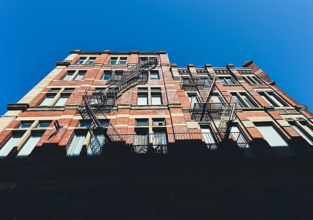 marrón, edificio, soleado, cielo, bajo, ángulo de fotografía, hormigón, apartamento, edificios de gran altura, tiempo de día, arquitectura, ventana, exterior del edificio, escena urbana, estructura construida, casa, arquitectura y edificios, edificio residencial, al aire libre, azul, ciudad, vista de ángulo bajo, cielo limpio, nadie, naturaleza, día, luz del sol, Distrito residencial, salida de incendios, escalera, sombra, copia espacio, 4K, CC0, dominio público, libre de derechos