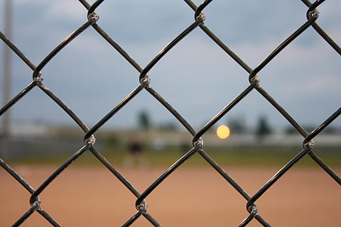 Nahaufnahmefoto, Maschendrahtzaun, Zaun, Baseball, Kette, Verknüpfung, Kettenglied, Diamant, Feld, Sport, weicher Ball, Erholung, Einbaum, Spiel, abspielen, Park, Sicherheit, Schutz, Metall, Barriere, Grenze, Vollbild, Hintergründe, Fokus auf den Vordergrund, keine Leute, Muster, Nahansicht, Tag, Himmel, Natur, draußen, Gitter, kreuz und quer, 4K, CC0, gemeinfrei, lizenzfrei