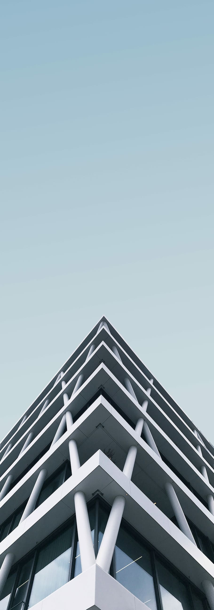 foto de baix angle, de gran alçada, edifici, angle baix, blanc, concret, cel, estructura, arquitectura, finestres, negocis, gratacels, ciutat, urbà, modern, creatiu, triangle, façana, Berlín, estructura construïda, vista d’angle baix, exterior de l'edifici, cel clar, còpia espai, cap gent, naturalesa, dia, forma de triangle, patró, blau, sostre, forma, forma geomètrica, a l'aire lliure, directament a sota, 8K