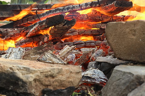 Feuer, Hintergrund, Flamme, schwarz, heiß, lodernd, Inferno, brennen, Hitze, Risiko, das feurige, Hölle, Textur, Element, Kamin, entzünden, brennbar, Orange, Detail, isoliert, lodern, Licht, Energie, Blitz, Leidenschaft, rot, Gelb, Grill, gefährlich, wunderschönen, Verbrennung, Hitze - Temperatur, Feuer - natürliches Phänomen, Holz, Log, Holz - Material, Brennholz, keine Leute, Natur, glühend, orange Farbe, Nahansicht, draußen, solide, Tag, Bewegung, Asche, Lagerfeuer, 5K, CC0, gemeinfrei, lizenzfrei