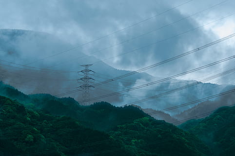 Grün, Laubbäume, Berg, wolkig, Himmel, tagsüber, schwarz, Stromposten, Foto, Bäume, Wolke, Baum, Wald, Nebel, Natur, Landschaft, szenen, Gebirge, wolke - himmel, draußen, Gipfel, keine Leute, Schönheit in der Natur, Tag, Elektrizität, Kabel, Strommast, Technologie, Stromleitung, Szenen - Natur, Netzteil, Ruhe, Verbindung, ruhige Szene, Kraftstoff- und Stromerzeugung, Pflanze, 4K, CC0, gemeinfrei, lizenzfrei