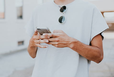 uman, deținere, fotografie de argint iphone, iPhone, fotografie, telefon mobil, mesaje text, tehnologia fără fir, tehnologie, bărbați, telefon, o persoana, în aer liber, adult, telefon inteligent, comunicare, oameni, emoționant, stiluri de viață, masculi, Internet, etnie caucaziană, echipamente de telecomunicații, doar un singur om, folosind telefonul, umană, doar adulți, doar o femeie, midsection, în interior, conexiune, să se concentreze asupra primelor elemente, mână, vedere din față, partea corpului uman, a închide, permanent, haine casual, deget, 4K, CC0, domeniu public, fără drepturi de autor