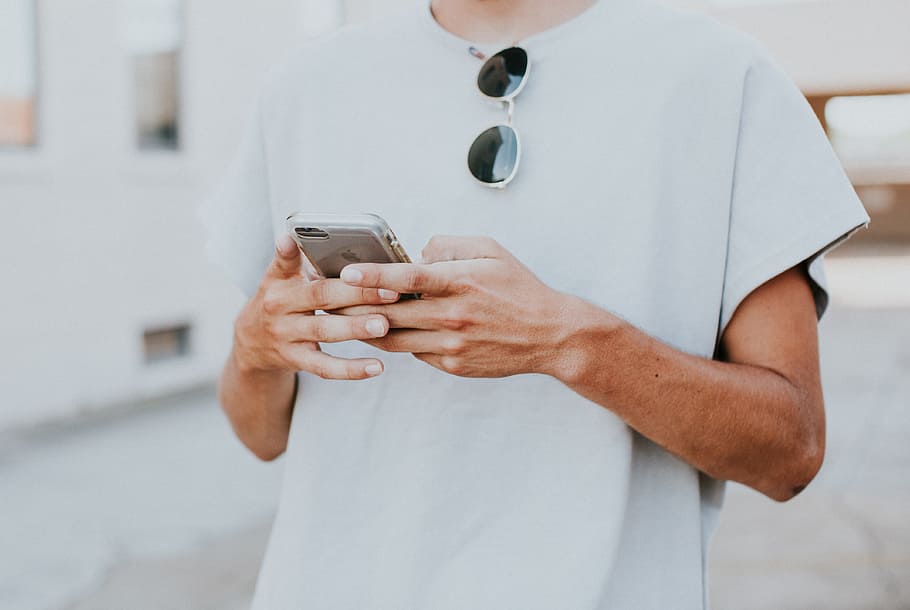 uman, deținere, fotografie de argint iphone, iPhone, fotografie, telefon mobil, mesaje text, tehnologia fără fir, tehnologie, bărbați, telefon, o persoana, în aer liber, adult, telefon inteligent, comunicare, oameni, emoționant, stiluri de viață, masculi, Internet, etnie caucaziană, echipamente de telecomunicații, doar un singur om, folosind telefonul, umană, doar adulți, doar o femeie, midsection, în interior, conexiune, să se concentreze asupra primelor elemente, mână, vedere din față, partea corpului uman, a închide, permanent, haine casual, deget, 4K