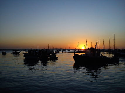 cielo, solare, fra, nuvole, 3, acqua, nave nautica, tramonto, mezzi di trasporto, lungomare, modo di trasporto, riflessione, mare, scenics - natura, nessuno, bellezza nella natura, ormeggiato, scena tranquilla, la tranquillità, silhouette, natura, barca a vela, cielo sereno, porto, all'aperto, sole, marina, 2K, CC0, dominio pubblico, privo di copyright