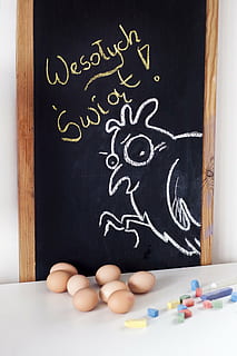 targeta de pasqua, ous de Pasqua, targeta, símbol de pasqua, adorns de Nadal, ornaments, Pasqua, ous, personalitzat, decoració de Nadal, ou, pollet, composició de pasqua, fusta, pissarra, art i artesania, a l'interior, creativitat, equips de guix, text, cap gent, comunicació, dibuix - producte artístic, educació, representació, guió occidental, representació animal, dibuix de guix, primer pla, natura morta, taula, 4K, CC0, domini públic, lliure de regalies