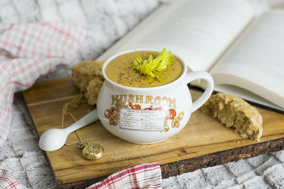 blanc, ceràmica, tassa, marró, fusta, pissarra, llibre, vegetals, sopa, rústic, lamentable, chic, menjar, saludable, sopar, bol, fresc, vegetarià, vegà, frescor, deliciós, cuina, bio, orgànic, abundant, dinar, puré, verd, casolà, saborós, estilitzat, tradicional, a l'interior, menjar i beguda, vista d’angle alt, alimentació saludable, cap gent, primer pla, dia, llest per menjar, material de fusta, beure, tèxtil, drap de cuina, benestar, te, mobles, habitació domèstica, beguda calenta, centrar-se en primer pla, taula, esmorzar, berenar, 5K