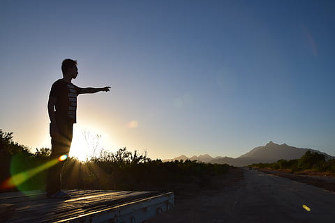 uomo, in piedi, tramonto, luce del sole, ombra, sole, Messico, dito puntato, una persona, cielo, attività di svago, natura, silhouette, uomini, adulto, stili di vita, vista laterale, persone reali, bellezza nella natura, lunghezza intera, copia spazio, scenics - natura, montagna, la tranquillità, riflesso lente, all'aperto, 5K, CC0, dominio pubblico, privo di copyright