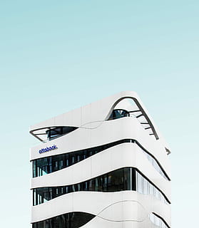 blanc, negre, construcció d’ottobock, edifici de formigó blanc, edifici, cel, mínim, arquitectura, cel clar, estructura construïda, vista d’angle baix, exterior de l'edifici, naturalesa, còpia espai, dia, cap gent, a l'aire lliure, modern, comunicació, blau, llum solar, text, ciutat, torre, Color blanc, 4K, CC0, domini públic, lliure de regalies