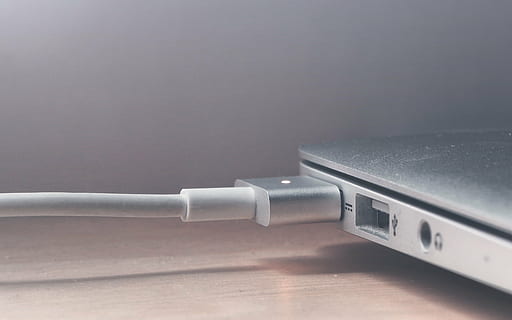 fermer, gris, ordinateur portable, USB, câble, connecté, portable, macbook, ordinateur, prise de courant, corde, La technologie, Puissance, lien, personne, câble d'ordinateur, prise de connexion réseau, à l'intérieur, journée, la communication, Technologie sans fil, l'Internet, réseau informatique, cable USB, équipement, portabilité, objet unique, Les données, table, couleur argentée, communications globales, équipement électrique, routeur, acier, 2K