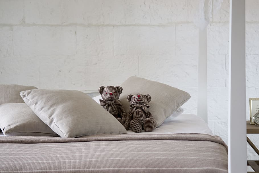 dos, gris, suportar, Teixir, nines, llit, dormir, fulls, habitació, osset de peluix, joguina, pau, relaxa't, foto del producte, fotografia, bonic, disseny, modern, regal, ornament, decoració, coixí, blanc, dormitori s, composició, elegant, estètica, fons, detall, arquitectura, cobrellit, còmode, mobles, relaxació, habitació domèstica, a l'interior, estils de vida, unió, dones, dormitori, sofà, acollidor, la vida domèstica, femelles, activitat d'oci, gent, adult, còpia espai, parella - relació, 5K