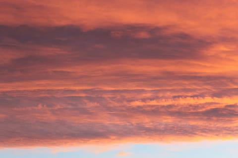 Chmura, poświata, forma chmur, niebo, chmura - niebo, dramatyczne niebo, zachód słońca, cloudscape, scenics - natura, piękno natury, Natura, tła, kolor pomarańczowy, atmosfera, spokój, żadnych ludzi, środowisko, zmierzch, groza, idylliczny, nastrojowe niebo, intensywny kolor, na dworze, meteorologia, słońce, wolność, wiatr, abstrakcyjny, jasny, abstrakcyjne tła, 4K, CC0, domena publiczna, darmowe zdjęcia
