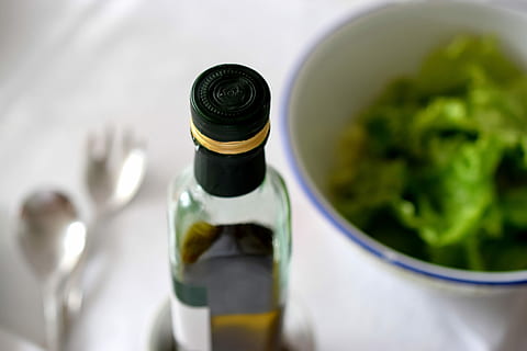 botella, aceituna, petróleo, aceite de oliva, comida, comida y bebida, vegetal, alimentación saludable, frescura, nadie, de cerca, vino, alcohol, botella de vino, beber, envase, refresco, material de vidrio, color verde, adentro, vista de alto ángulo, vaso, foto de estudio, equipo doméstico, bienestar, lujo, vajilla, 5K, CC0, dominio público, libre de derechos