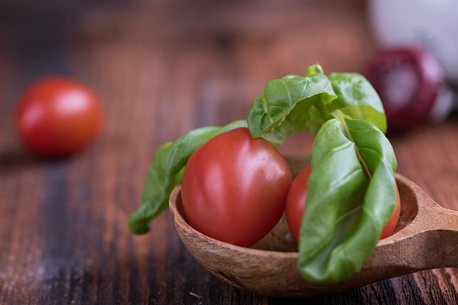 coada rosie, roșii, roșii mici, roșu, busuioc, verde, condiment, ierburi, închide, produse alimentare-Fotografie, mânca, nutriție, alimente, produs natural, sănătos, delicios, Frisch, dieta sanatoasa, roșie, lemn - material, prospeţime, vegetal, organic, frunze, masa, mancare vegetariana, a închide, natură, mancare si bautura, mâncat sănătos, bunăstare, fruct, parte a plantelor, nici o persoana, în interior, să se concentreze asupra primelor elemente, iarbă, Culoarea verde, copt, rumegus, 1080P