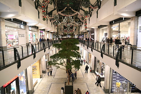 compras, lojas, fator divertido, grupo de pessoas, Centro de compras, homens, dentro de casa, pessoas reais, arquitetura, grande grupo de pessoas, varejo, estilos de vida, multidão, mulheres, estrutura construída, adulto, pessoas incidentais, loja, equipamento de iluminação, caminhando, consumismo, atividade de lazer, teto, pavimento, piso frio, 5K, CC0, domínio público, royalty free