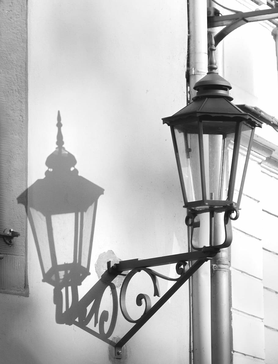 llanterna, llum, ombra, perspectiva, equips d’il·luminació, llum elèctrica, carrer, llum del carrer, metall, cap gent, arquitectura, llum de gas, dia, vista d’angle baix, funció de construcció de parets, estructura construïda, naturalesa, a l'aire lliure, estil retro, antiguitat, ferro forjat, ornamentat, 4K