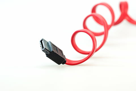 sata, cable, enchufe, computadora, s-ata, conexión, ordenador personal, hardware, edp, procesamiento de datos, línea, periphaerie, macro, rojo, negro, eso, accesorios, Datailaufnahme, Fondo blanco, foto de estudio, tecnología, separar, copia espacio, adentro, cable de computadora, equipo, comunicación, nadie, cable USB, de cerca, solo objeto, electricidad, naturaleza muerta, hecho por el hombre, centrarse en primer plano, 4K, CC0, dominio público, libre de derechos