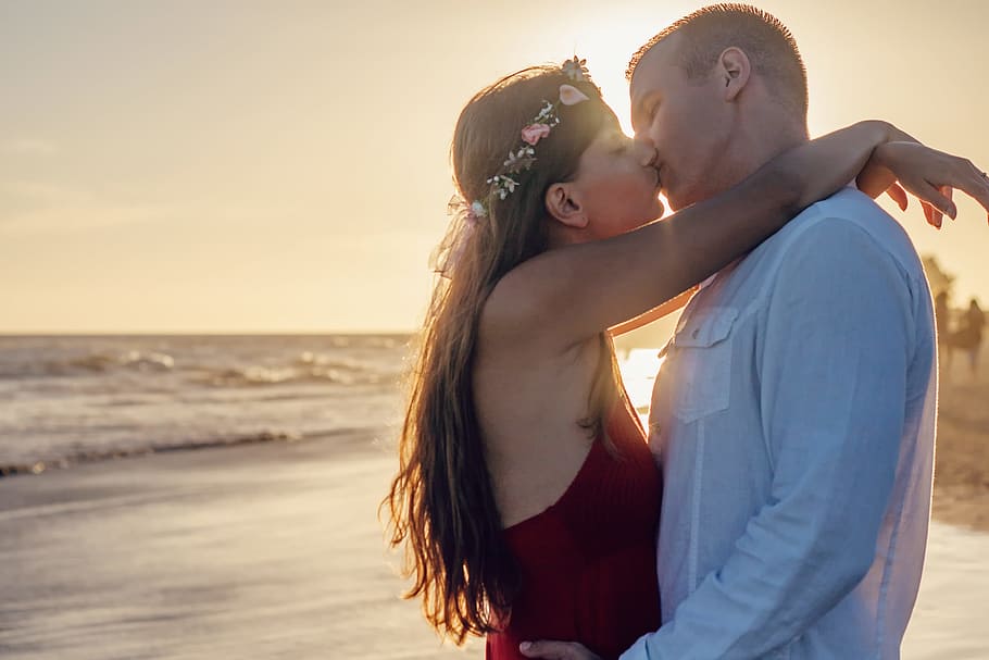 mar, alba, posta de sol, home, afecte, retroil·luminat, platja, parella, vespre, diversió, felicitat, petó, petons, amor, oceà, a l'aire lliure, gent, romanç, romàntic, sorra, vora del mar, estiu, sol, unió, viatjar, aigua, onades, dona, parella jove, terra, dues persones, emoció, dones, cel, llum solar, adult, emoció positiva, naturalesa, parella - relació, activitat d'oci, cabell llarg, adult jove, pentinat, cabell, 2K