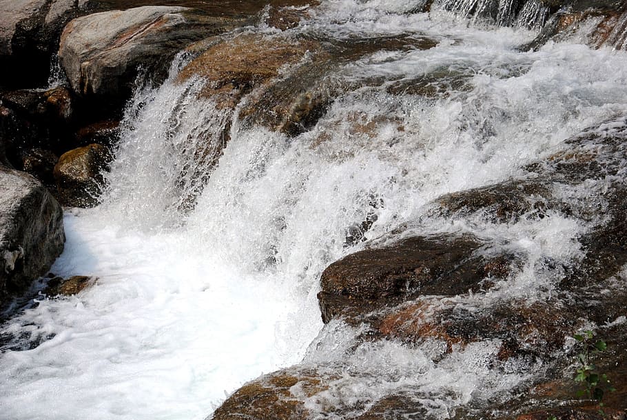 vand, flod, strøm, vandfald, natur, bjerg, nuværende, skum, klippe, bevægelse, skønhed i naturen, rock-objekt, scenics - natur, solid, flydende vand, ingen mennesker, dag, magt i naturen, sprøjt, hav, rock formation, sport, udendørs, breaking, flyder, 1080P