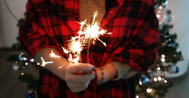 prickelnd, Licht, Feuer, Hand, verwischen, Menschen, Mädchen, Weihnachten, Baum, Beleuchtung, Bokeh, beleuchtet, Feier, menschliches Körperteil, eine Person, halten, Nacht-, Verbrennung, menschliche Hand, Wunderkerze, Erwachsene, Bewegung, Fokus auf den Vordergrund, Nahansicht, Natur, rot, Urlaub, glühend, Feuerwerk, draußen, Silvester, 2K, CC0, gemeinfrei, lizenzfrei