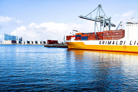 bianca, arancia, nave da carico, metallo, sollevamento, attrezzatura, foto della nave, barca, porta, nave, spedizione, acqua, container, cargo, baia, gru, contenitore, caricare, oceano, grimaldi, industria, mezzi di trasporto, nave nautica, modo di trasporto, trasporto merci, mare, contenitore di carico, lungomare, cielo, nuvola - cielo, porto, molo, molo commerciale, architettura, natura, gru - macchine edili, nessuno, all'aperto, ancorato, barca a vela, 4K, CC0, dominio pubblico, privo di copyright