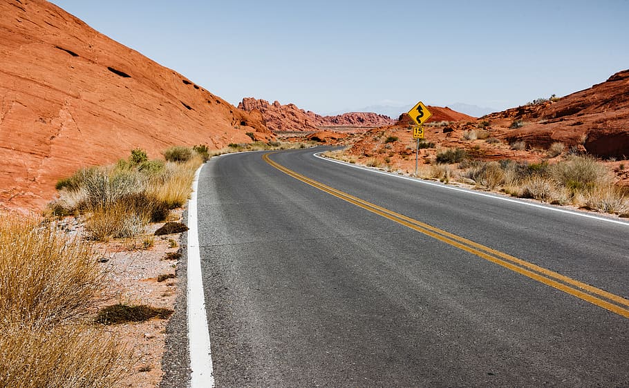 vej, bakker, dagtimerne, tørre, asfalt, ufrugtbar, ørken, tør, hovedvej, landskab, udendørs, sand, rejse, bjerg, transportmidler, scenics - natur, vejen frem, miljø, rock-objekt, retning, natur, jord, klippe, bjergkæde, himmel, ingen mennesker, solid, ikke-urbane scene, vejmærkning, skønhed i naturen, tørt klima, klima, dobbelt gul linje, faldende perspektiv, halvtørre, skillelinje, snoet vej, 5K