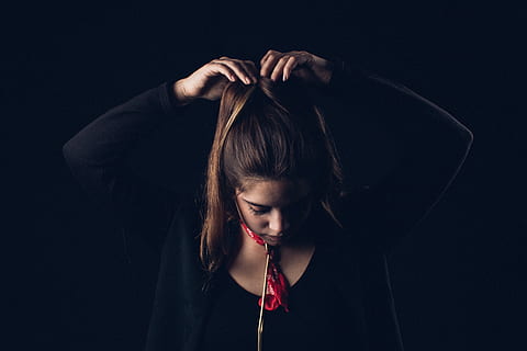 kvinna, binda, hår, händer, kvinna i svart, skjorta, människor, en person, mörk, kvinnor, honor, depression - sorg, sorg, kaukasisk etnicitet, ensamhet, ung vuxen, skön, porträtt, skönhet, mänskligt ansikte, vuxen, förtvivlan, en ung kvinna bara, en kvinna bara, huvudskott, bara kvinnor, frisyr, svart bakgrund, inomhus, unga kvinnor, studio skott, långt hår, vacker kvinna, tittar ner, frontvy, blont hår, begrundande, mänskligt hår, 5K, CC0, offentligt domän, royaltyfria
