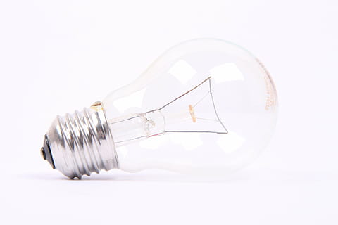 led žárovka, ležící, peklo, žárovka, elektrická lampa, elektřina, osvětlovací zařízení, technologie, svítí, myšlenky, inovace, energie, tvořivost, inspirace, bílé pozadí, studio shot, vlákno, vystříhnout, jeden objekt, uvnitř, nikdo, kov, podnikání, jednoduchost, elektrické světlo, bílá barva, detail, finance, zdroj napájení, stříbrné barvy, zdokonalování, 5K, CC0, veřejná doména, bez autorských práv