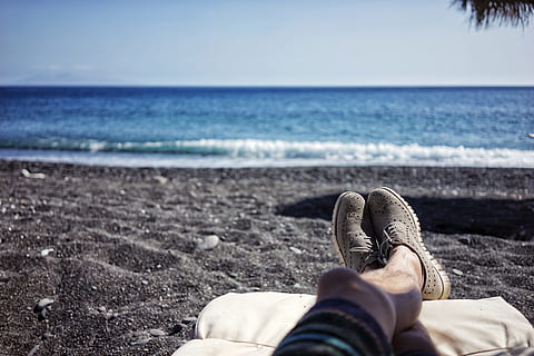 corps, eau, plage, la personne, mensonge, journée, marron, Oxford, devant, mer, en plein air, une personne, relaxation, personnes, la nature, les vacances, le sable, ethnie caucasienne, adulte, femmes, image couleur, Hommes, allongé, repos, solitude, chaussure, section basse, horizon au-dessus de l'eau, partie du corps humain, horizon, terre, ciel, partie du corps, perspective personnelle, jambe humaine, paysages - nature, Activité de loisir, beauté dans la nature, pied humain, membre humain, 5K, CC0, domaine public, libre de droits
