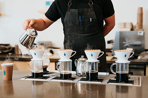 barista, hælde, hed, vand, kop, person, kaffe, krus, drikke, filter, cafe, kaffebar, kaffe - drikke, en person, indendørs, forberedelse, mad og drikke, kaffemaskine, apparat, kaffekop, voksen, beskæftigelse, stående, making, kaffekande, forbereder mad, 5K, CC0, offentligt domæne, royaltyfrie