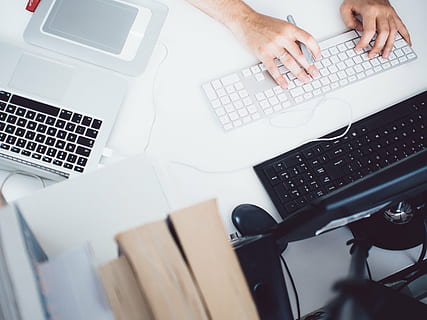la personne, en utilisant, Clavier magique Apple, dactylographie, cordée, la magie, clavier, macbook, portable, ordinateur, Souris, La technologie, travail, affaires, Bureau, Technologie sans fil, clavier d'ordinateur, utilisant un ordinateur portable, vue grand angle, lien, à l'intérieur, équipement informatique, main humaine, partie du corps humain, la communication, Occupation, main, table, meubles, surfer sur le net, 2K, CC0, domaine public, libre de droits