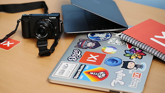 schwarze dslr kamera, schwarz, DSLR-Kamera, MacBook, Bücher, Laptop, Kamera, Notizbuch, Aufkleber, Schreibtisch, Lumix, Desktop, Technologie, Fotografie-Themen, Kamera - Fotoausrüstung, Tabelle, kabellose Technologie, Fotoausrüstung, drinnen, Kommunikation, keine Leute, Möbel, Digitalkamera, Kunst, Kultur und Unterhaltung, Computer, Stillleben, Nahansicht, Stativ, Verbindung, Heimvideokamera, Dreharbeiten, 5K, CC0, gemeinfrei, lizenzfrei