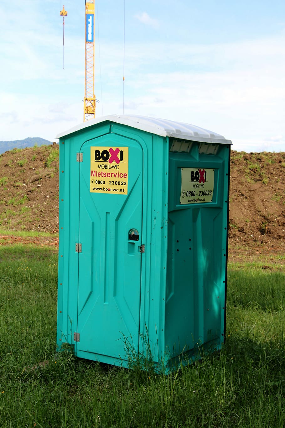 wc, Loo, dixi, lavabo, lloc, sanitari, cabina de vàter, herba, bomba del combustible, cel, gasolinera, generació de combustible i energia, color verd, camp, comunicació, text, terra, guió occidental, naturalesa, dia, cap gent, medi ambient, a l'aire lliure, signe, paisatge, núvol - cel, tecnologia, planta, arquitectura, 5K