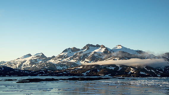 Berg, Meer, Wolken, schwimmend, Eis, Schnee, Grönland, Sommer-, Packeis, Nebel, kalte Temperatur, Winter, Himmel, Wasser, Schönheit in der Natur, Szenen - Natur, Gebirge, Landschaft, Natur, kopieren sie platz, Umgebung, klarer Himmel, gefroren, schneebedeckter Berg, Gletscher, draußen, keine Leute, Lagune, Gipfel, 5K, CC0, gemeinfrei, lizenzfrei