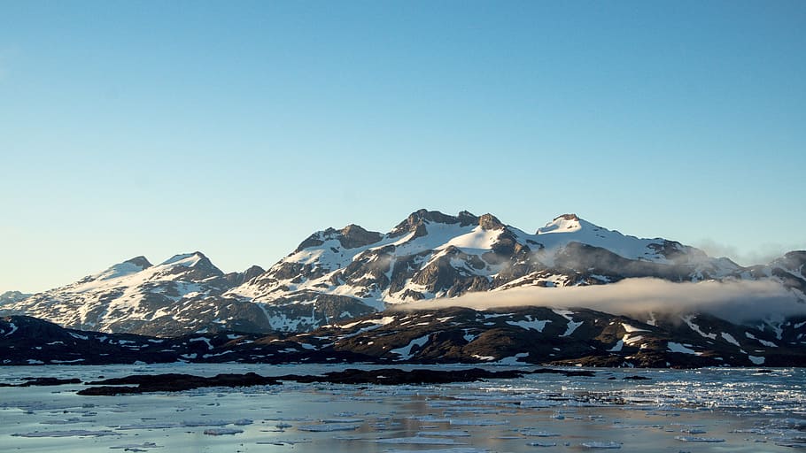 montagna, mare, nuvole, galleggiante, ghiaccio, la neve, Groenlandia, estate, pack-ice, nebbia, temperatura fredda, inverno, cielo, acqua, bellezza nella natura, scenics - natura, catena montuosa, paesaggio, natura, copia spazio, ambiente, cielo sereno, congelato, montagna innevata, ghiacciaio, all'aperto, nessuno, laguna, picco di montagna, 5K