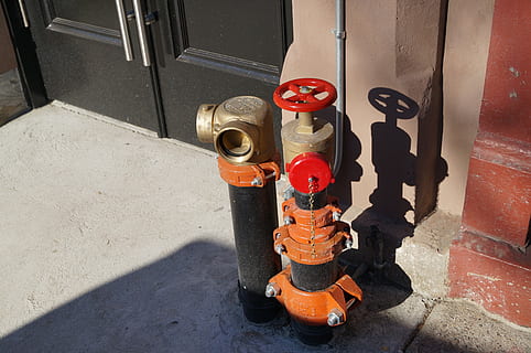 idrante, rosso, sorgente d'acqua, i vigili del fuoco, macchinario, industria, attrezzatura, conduttura, acciaio, tubo - tubo, ombra, luce del sole, sicurezza, protezione, giorno, nessuno, metallo, vista dall'alto, natura morta, giocattolo, natura, all'aperto, rappresentazione, Entrata, porta, valvola, 4K, CC0, dominio pubblico, privo di copyright