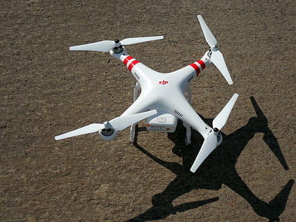 quadcopter, trântor, model, nou venit, elice, rotoare, a zbura, model elicopter, decolare, transport, vehiculul aerian, avion, zbor, tehnologie, nici o persoana, zi, umbră, vedere în unghi mare, lumina soarelui, în aer liber, natură, Industrie aerospatiala, reprezentare, militar, Securitate, culoare alba, teren, camp, 2K, CC0, domeniu public, fără drepturi de autor