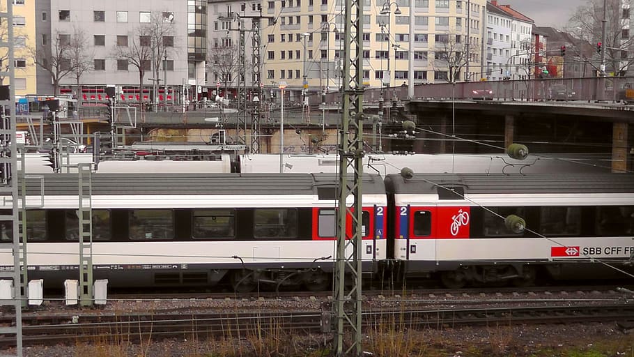 mainz, estació central, vagó, tren, estació, estació de tren de mainz, pont, estació de tren, gleise, interurbana, pista, trànsit ferroviari, vies del ferrocarril, semblant, ferrocarril, plataforma, passarel·la, trànsit, transport, rail, tren exprés, viatjar, parada, exterior de l'edifici, arquitectura, transport per ferrocarril, manera de transport, estructura construïda, ciutat, transport públic, vehicle terrestre, dia, tren - vehicle, edifici, cap gent, a l'aire lliure, telefèric, naturalesa, barri residencial, 2K