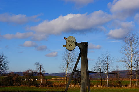 interruptor, manobra, tecnologia, estrada de ferro, céu, nuvem - céu, ninguém, natureza, campo, dia, árvore, terra, animal, plantar, temas animais, representação animal, árvore nua, representação, mamífero, fronteira, panorama, cerca, ao ar livre, poste de madeira, postar, 4K, CC0, domínio público, royalty free
