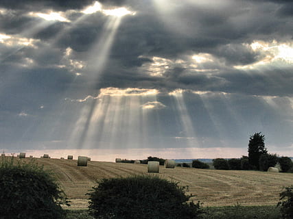 núvols, llum, eix, camps, naturalesa, sol, llum solar, temps, cloudscape, núvol - cel, paisatge, escenics, cel, escena rural, planta, arbre, cap gent, dia, bellesa a la natura, tranquil·litat, medi ambient, camp, escena tranquil·la, raig de sol, terra, transport, escenics - natura, a l'aire lliure, carretera, 2K, CC0, domini públic, lliure de regalies