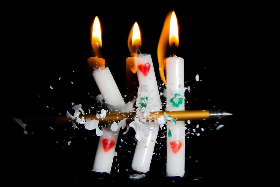 tu, rodanxes, encès, espelmes, vela, llum, flama, foc, cremar, fletxa, ballesta, disparar, reunió, destruir, cremant, a l'interior, foc - fenomen natural, primer pla, celebració, il·luminat, calor - temperatura, naturalesa, aniversari, menjar i beguda, tir de l'estudi, cap gent, brillant, esdeveniment, fons negre, pastís d'aniversari, espelmes d'aniversari, fosc, fusió, 4K