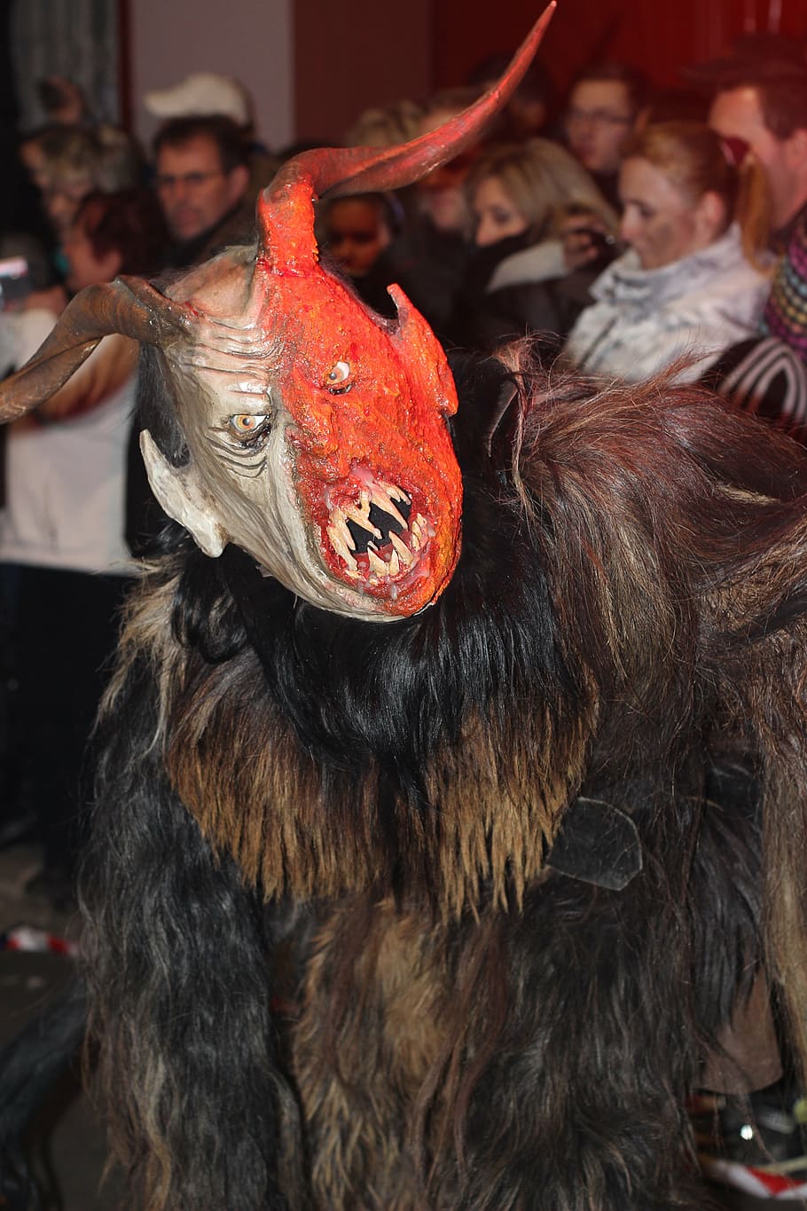 dimonis, carnaval, negre, marró, beix, colors, fosc, disfressa, homes, persones reals, gent, mamífer, grup de persones, activitat d'oci, mirant, persones incidentals, estils de vida, esdeveniment, centrar-se en primer pla, vertebrats, celebració, multitud, cultura i entreteniment artístic, nen, animals domèstics, espectador, 5K
