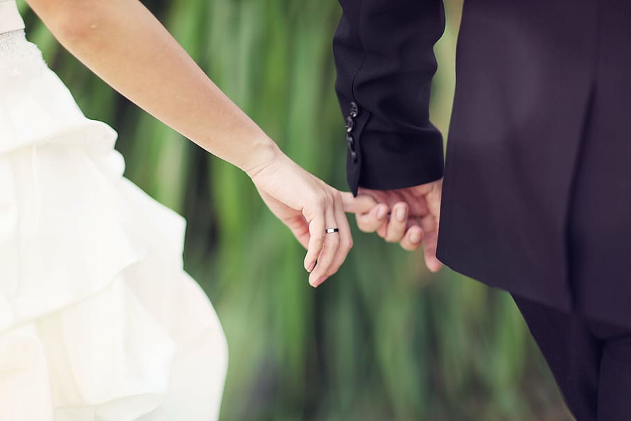 parella agafada de la mà, casant-se, anell, prendre de les mans, casament, amor, núvia, unió, dones, casat, gent, nuvi, homes, mà humana, de la mà, a l'aire lliure, romanç, adult, esposa, marit, dues persones, celebració, part del cos humà, esdeveniments de la vida, emoció, mà, cerimònia, emoció positiva, esdeveniment, parella - relació, cerimònia del casament, 5K