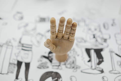 artysta, manekin, dłoń, biały, papier, selektywny, fotografia fokusowa, ręka lalek, rysunek, sztuka, statua, ludzka ręka, część ludzkiego ciała, wewnątrz, dorosły, duża grupa obiektów, studio strzał, biznes, ludzie, Edukacja, technologia, obfitość, dojrzały dorosły, kreatywność, zbliżenie, seans, skupić się na pierwszym planie, porozumiewanie się, ludzka reprezentacja, 4K, CC0, domena publiczna, darmowe zdjęcia