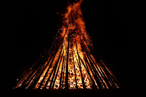 boschi, ardente, notte, mezza estate, fuoco, bruciare, fiammata, fiamma, rosso, giallo, buio, solstizio, giorno di San Giovanni, john day, fuoco del ricordo di, solstizio d'estate, notte di San Juan, Festival, Dogana, evolutiva, il giorno, credenza popolare, celebrazioni di mezza estate, fuoco speziato, simbolismo, sole, fuoco - fenomeno naturale, calore - temperatura, raggiante, nessuno, celebrazione, sfondo nero, evento, illuminato, colore arancione, movimento, girato in studio, natura, falò, all'aperto, luce - fenomeno naturale, fuoco d'artificio, scintille, fuochi d'artificio - Oggetto creato dall'uomo, luminosa, 5K, CC0, dominio pubblico, privo di copyright