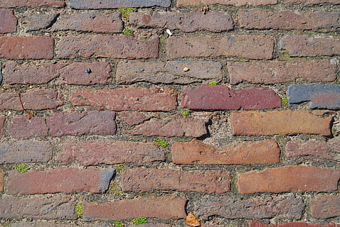 maó, paret, vermell, estructura, maons, paret de maó, pedra, bricked, casa, edifici, maçoneria, fons, carretera, lluny, marc complet, textura, arquitectura, estructura construïda, cap gent, funció de construcció de parets, patró, dia, primer pla, marró, aspre, en fila, material de construcció, a l'aire lliure, vell, ciment, 4K, CC0, domini públic, lliure de regalies