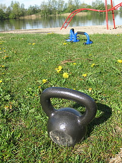 czarny, czajnik dzwon, pole trawy, kettlebell, obóz dla rekrutów, na zewnątrz pociągu, trawa, roślina, woda, Natura, dzień, zielony kolor, pole, wylądować, jezioro, prawdziwi ludzie, dzieciństwo, wzrost, ludzie, na dworze, mężczyźni, spędzania wolnego czasu, dziecko, styl życia, 2K, CC0, domena publiczna, darmowe zdjęcia