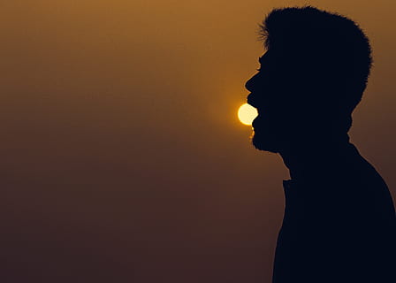 puesta de sol, niño, comiendo, cielo, cielo degradado, silueta, una persona, copia espacio, vista lateral, retrato, hombres, disparo a la cabeza, color naranja, adulto, vista de perfil, foto de estudio, retroiluminado, estilos de vida, adentro, jóvenes, naturaleza, adulto joven, contemplación, 4K, CC0, dominio público, libre de derechos