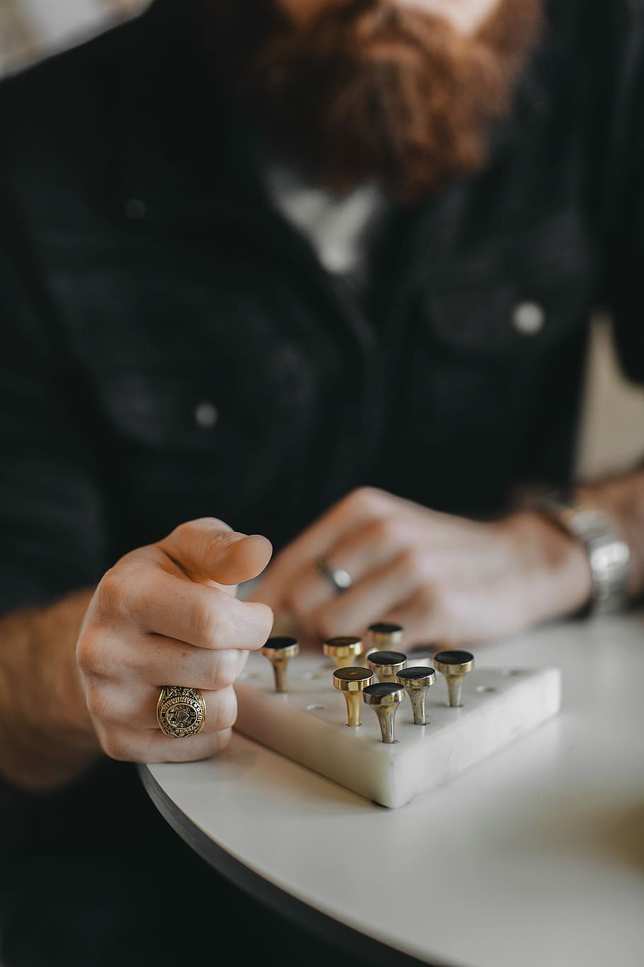 uomo, analizzare, cercare, guardare, color oro, rastremazione, valutare, scrivania, persona, mano, indossare, anello con sigillo color oro, palmare, strumento, maschio, barba, squillare, mani, mano umana, persone reali, Sezione centrale, in casa, messa a fuoco selettiva, parte del corpo umano, una persona, detenzione, gioielli, occupazione, avvicinamento, uomini, tavolo, vista frontale, adulto, abilità, lavoro, dito, 5K