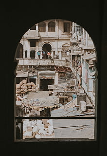 grå, betong-, byggnad, dagtid, Foto, hängd, kläder, fönster, båge, workman, konstruktion, stad, titta igenom, arkitektur, marknadsföra, urban, vittrade, gamla delhi, kryddmarknaden, liv, lägenhet, skugga, vit, indien, byggd struktur, byggnad exteriör, historia, dag, det förflutna, inget folk, utomhus, resmål, natur, solljus, gammal, räcke, förstörd, 5K, CC0, offentligt domän, royaltyfria