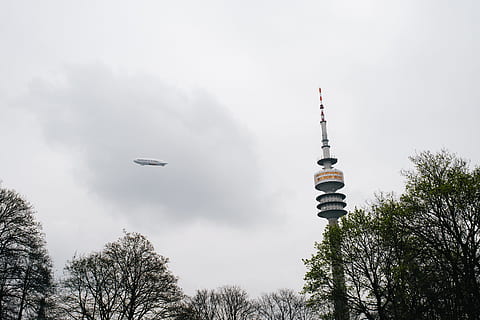 dirigible, torre de televisió, un altre, cel, torre, torre de comunicacions, a l'aire lliure, escena urbana, arbre, dia, tecnologia, hivern, arquitectura, estructura construïda, exterior de l'edifici, naturalesa, volant, destinacions de viatge, núvol - cel, planta, ciutat, cap gent, edifici, viatjar, a l'aire, fletxa, gratacels, 4K, CC0, domini públic, lliure de regalies